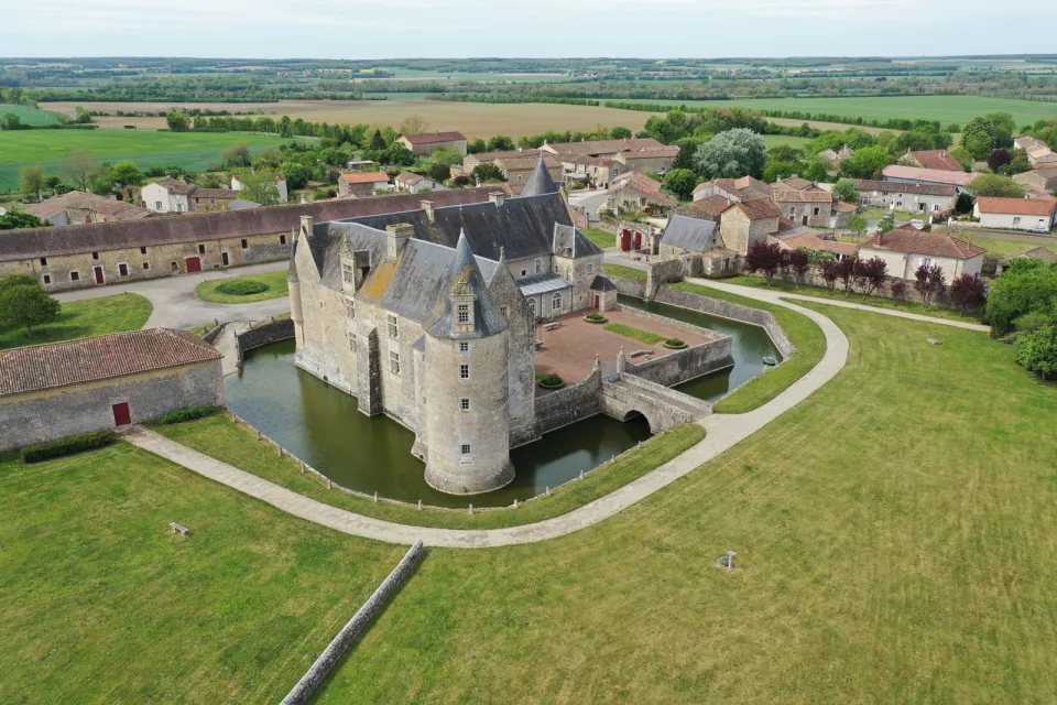 Visite des extérieurs et de la chapelle du châ ...