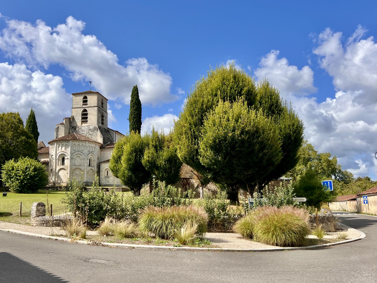 Bourg-Charente, Village de Pierres et de Vignes