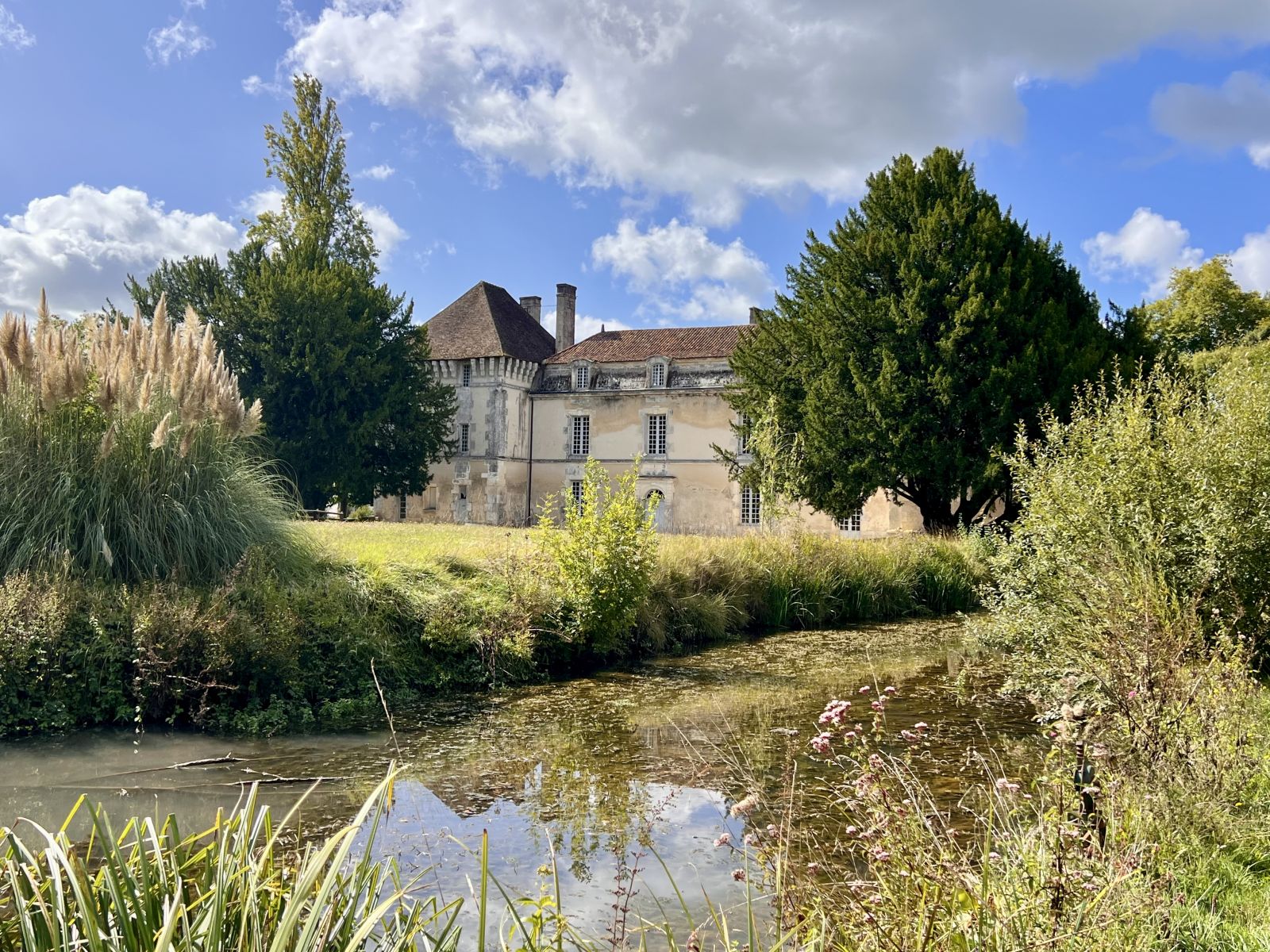 Lignières-Sonneville, Village de Pierres et de ...