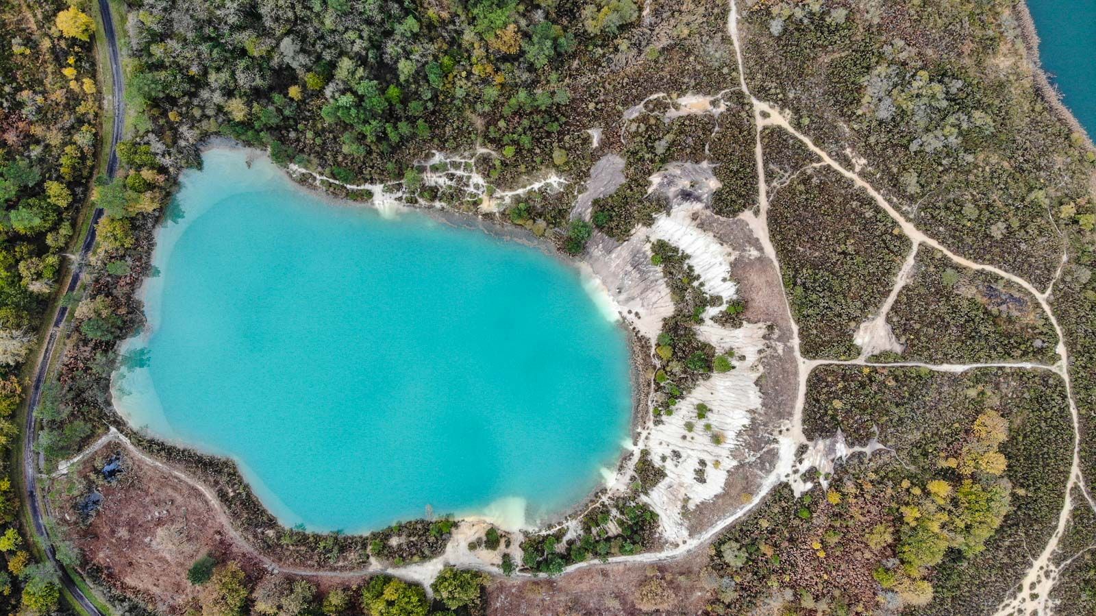 The unusual walk of the Blue Lakes of Touvérac