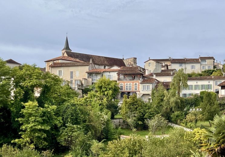 Visit Aubeterre-sur-Dronne, a jewel in the sou ...