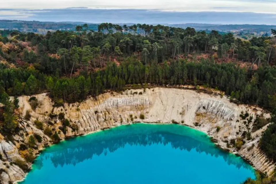 Une promenade insolite au cœur des lacs bleus