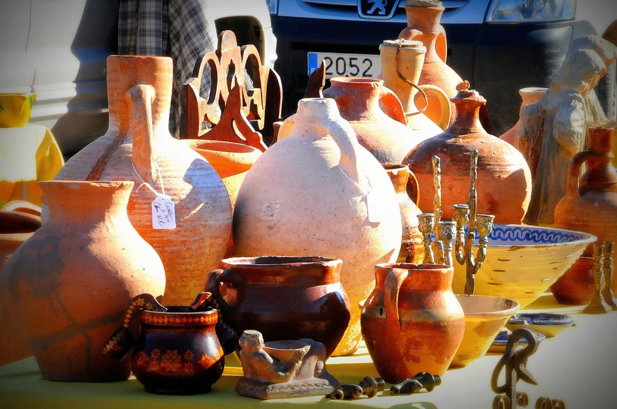 Vide grenier marché et marché aux fleurs